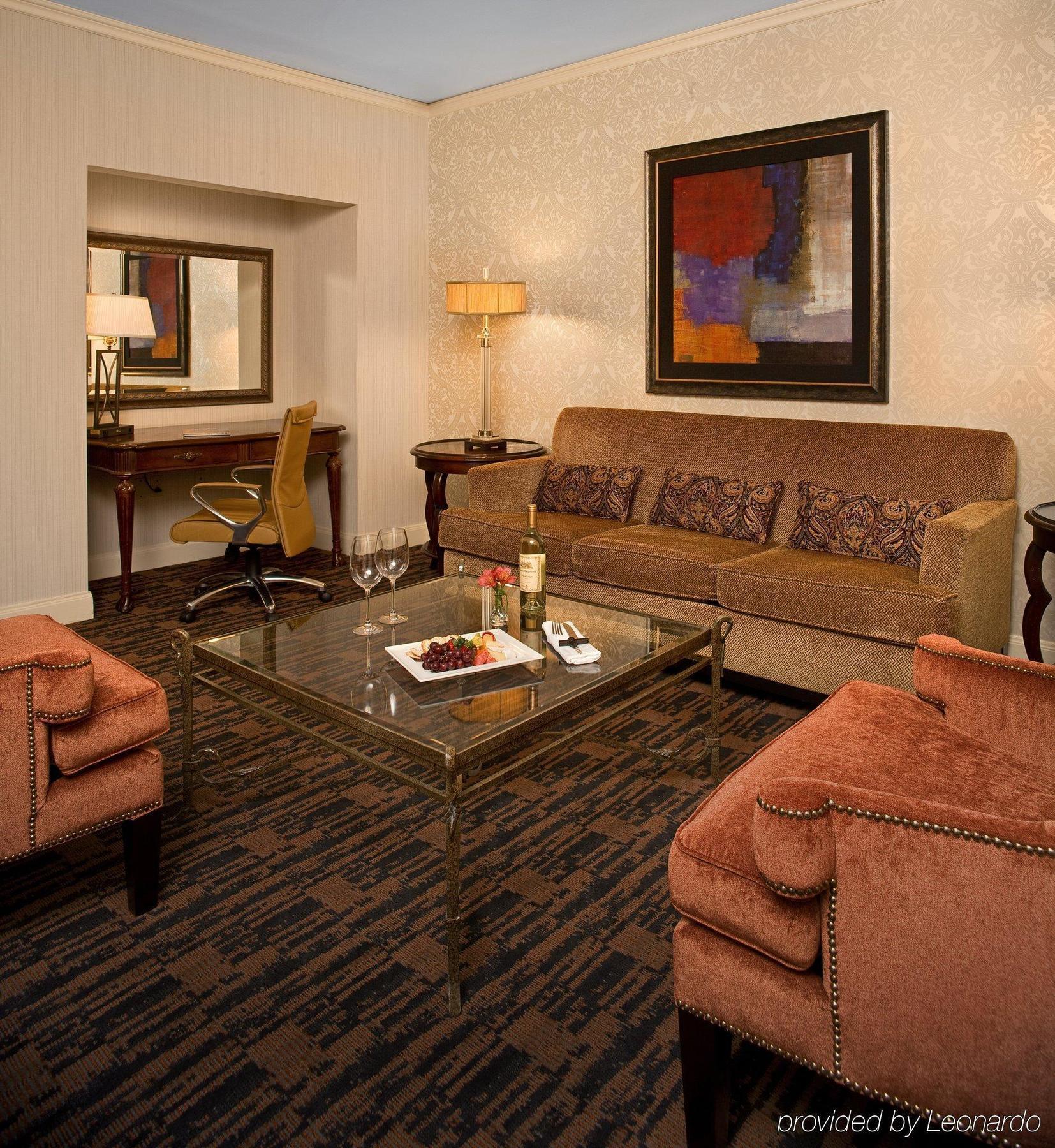 The Whitehall Houston Chambre photo